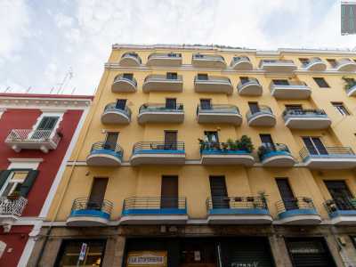 Il locale si trova al piano strada di un massiccio edificio giallo di sei piani che si allunga per oltre 60 metri. Si tratta di palazzo De Filpo, realizzato nel 1935 dall�ingegnere Gino Consigli